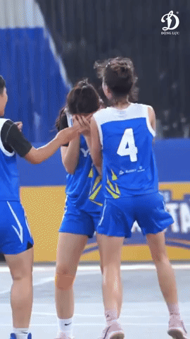 Hạt Dẻ nhà MC Quyền Linh visual xinh hết nấc ở chung kết bóng rổ, biểu cảm thiếu nữ tuổi 17 thẹn thùng gây sốt!- Ảnh 3.