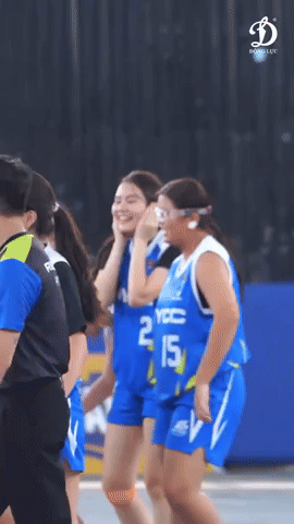 Hạt Dẻ nhà MC Quyền Linh visual xinh hết nấc ở chung kết bóng rổ, biểu cảm thiếu nữ tuổi 17 thẹn thùng gây sốt!- Ảnh 4.