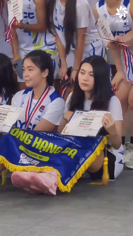 Hạt Dẻ nhà MC Quyền Linh visual xinh hết nấc ở chung kết bóng rổ, biểu cảm thiếu nữ tuổi 17 thẹn thùng gây sốt!- Ảnh 5.