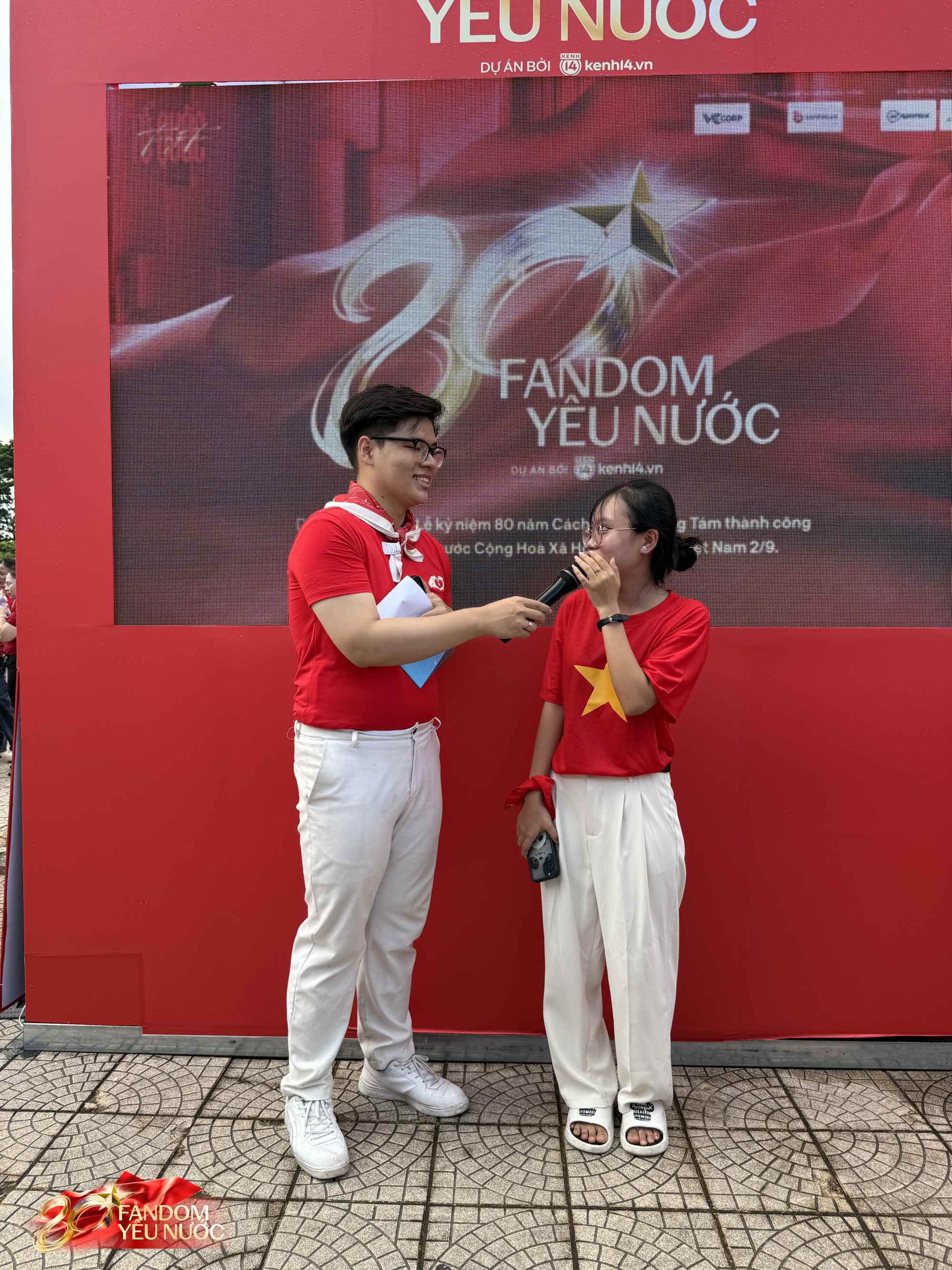 Ùn ùn kéo đến Booth Fandom Yêu Nước tại SVĐ Mỹ Đình, săn bằng được combo khăn - túi - áo hot nhất lúc này- Ảnh 12.