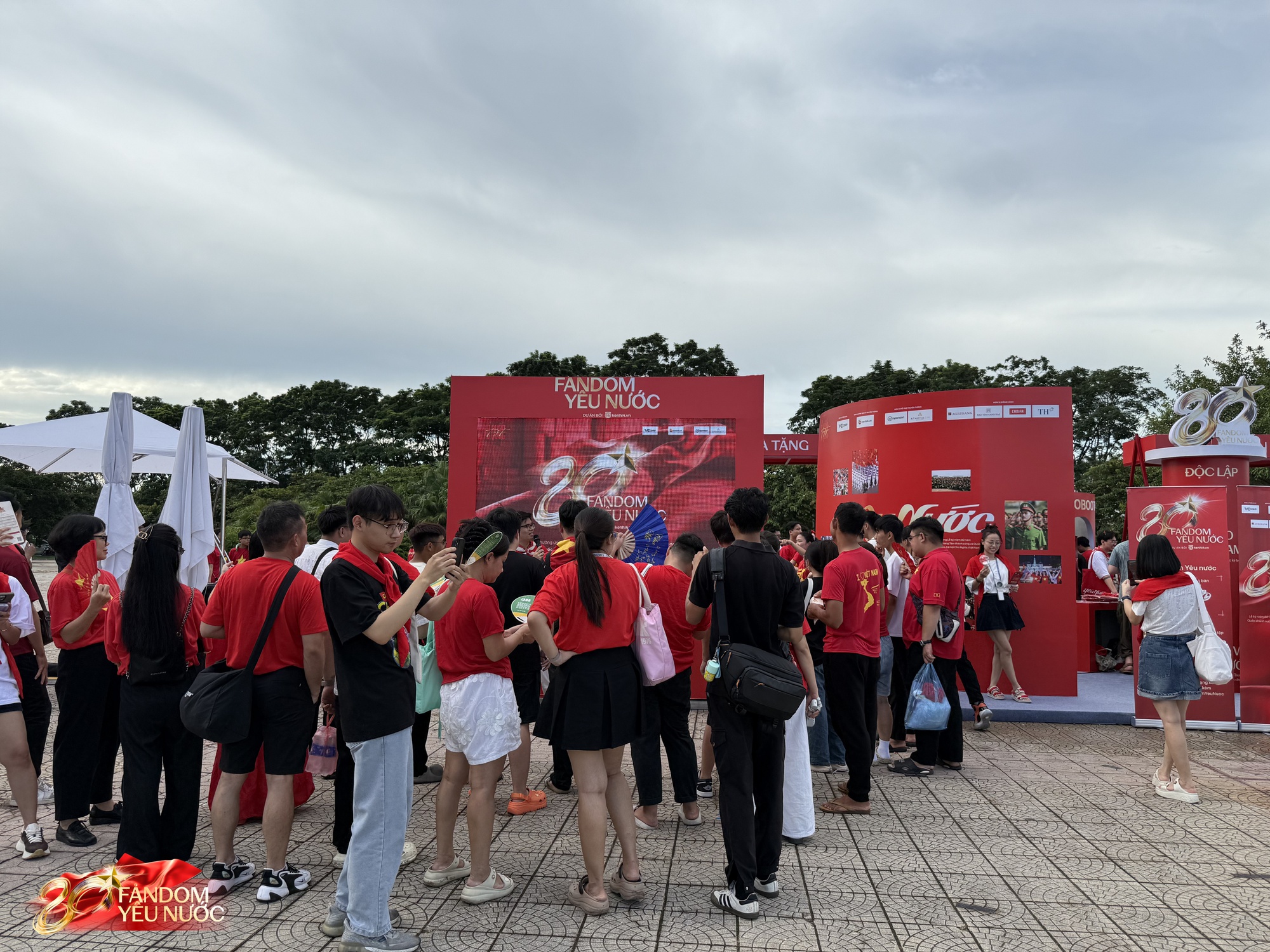Ùn ùn kéo đến Booth Fandom Yêu Nước tại SVĐ Mỹ Đình, săn bằng được combo khăn - túi - áo hot nhất lúc này- Ảnh 14.