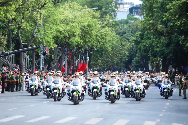 Nữ "báo thủ" xinh đẹp náo loạn hồ Gươm gây bão mạng là ai?- Ảnh 1.