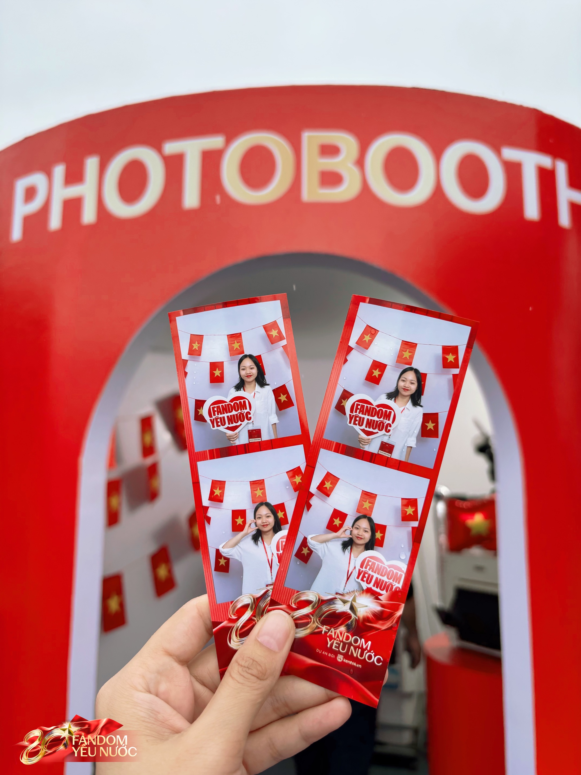 Ùn ùn kéo đến Booth Fandom Yêu Nước tại SVĐ Mỹ Đình, săn bằng được combo khăn - túi - áo hot nhất lúc này- Ảnh 8.