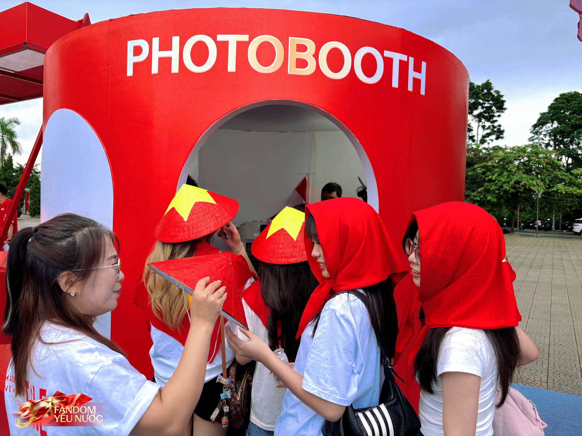 Ùn ùn kéo đến Booth Fandom Yêu Nước tại SVĐ Mỹ Đình, săn bằng được combo khăn - túi - áo hot nhất lúc này- Ảnh 6.