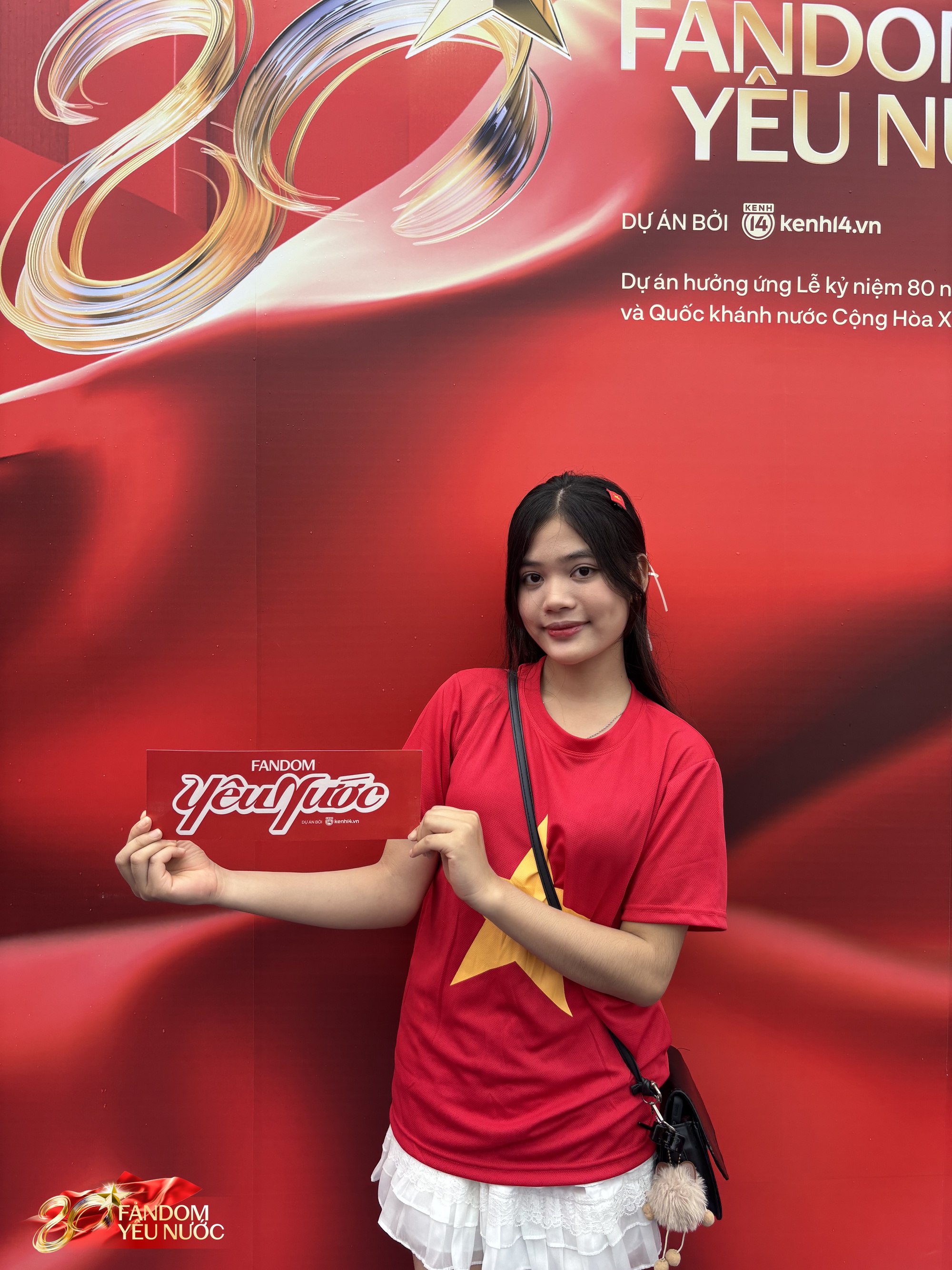 Ùn ùn kéo đến Booth Fandom Yêu Nước tại SVĐ Mỹ Đình, săn bằng được combo khăn - túi - áo hot nhất lúc này- Ảnh 22.