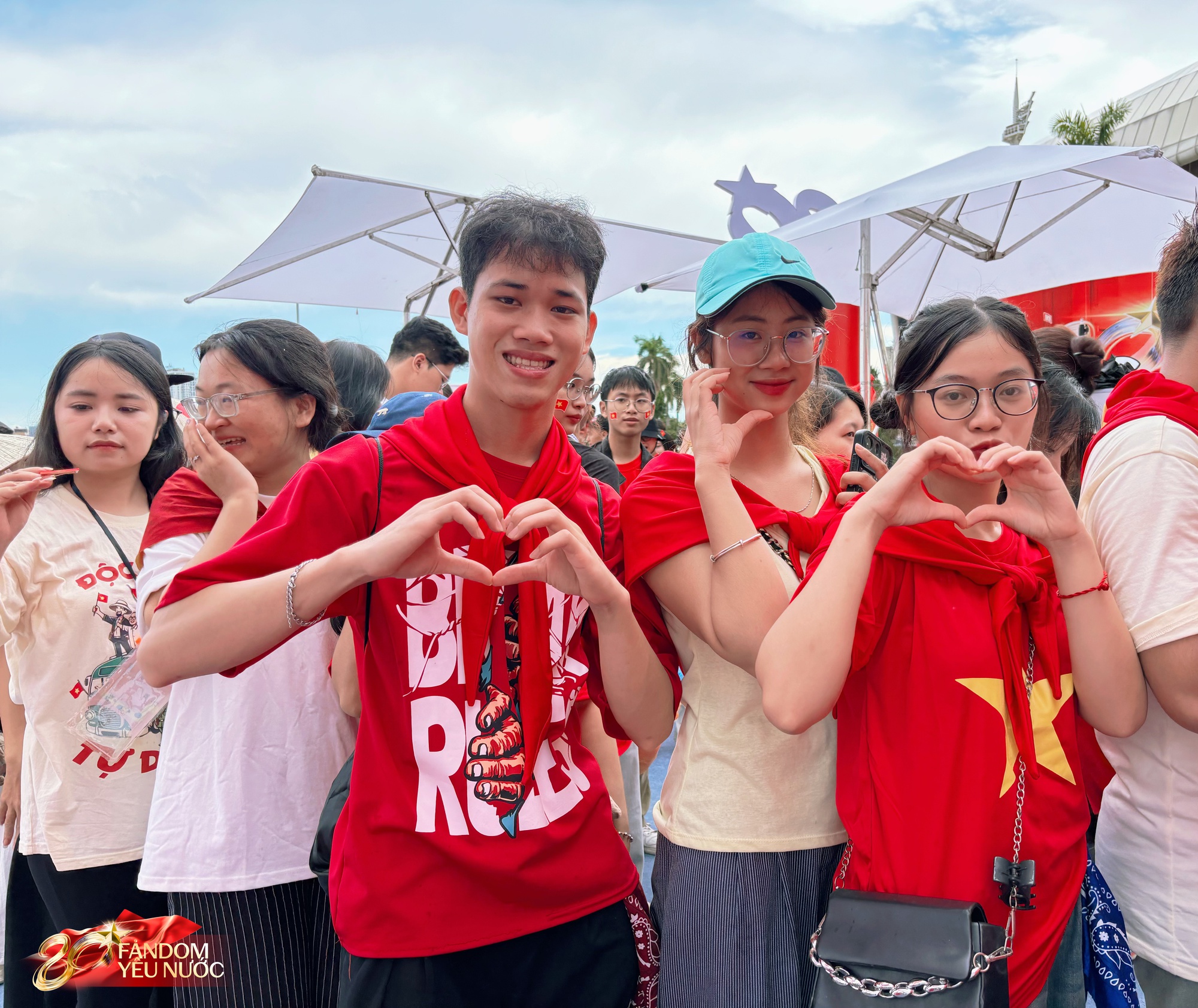 Ùn ùn kéo đến Booth Fandom Yêu Nước tại SVĐ Mỹ Đình, săn bằng được combo khăn - túi - áo hot nhất lúc này- Ảnh 2.