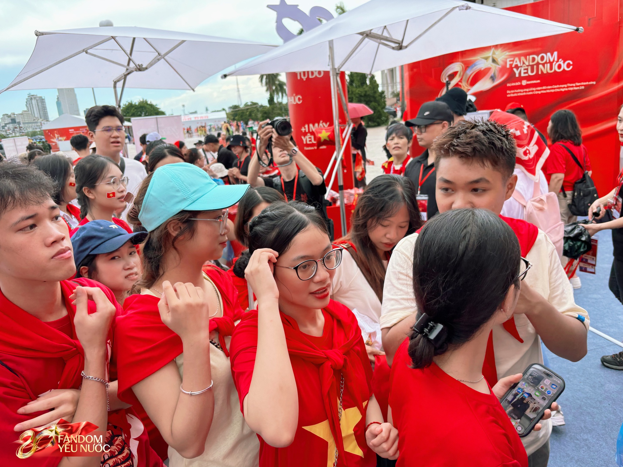 Ùn ùn kéo đến Booth Fandom Yêu Nước tại SVĐ Mỹ Đình, săn bằng được combo khăn - túi - áo hot nhất lúc này- Ảnh 3.
