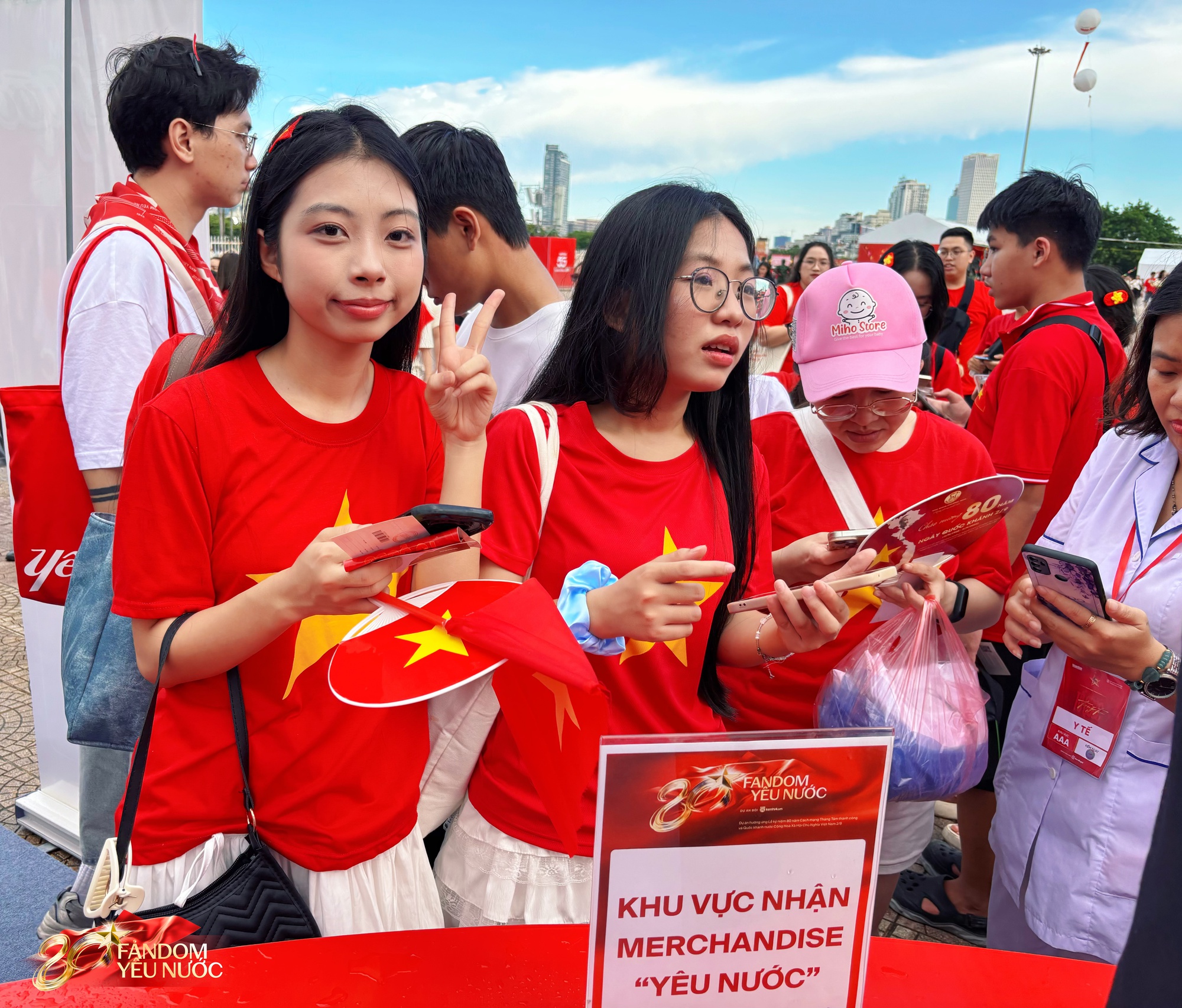 Ùn ùn kéo đến Booth Fandom Yêu Nước tại SVĐ Mỹ Đình, săn bằng được combo khăn - túi - áo hot nhất lúc này- Ảnh 5.