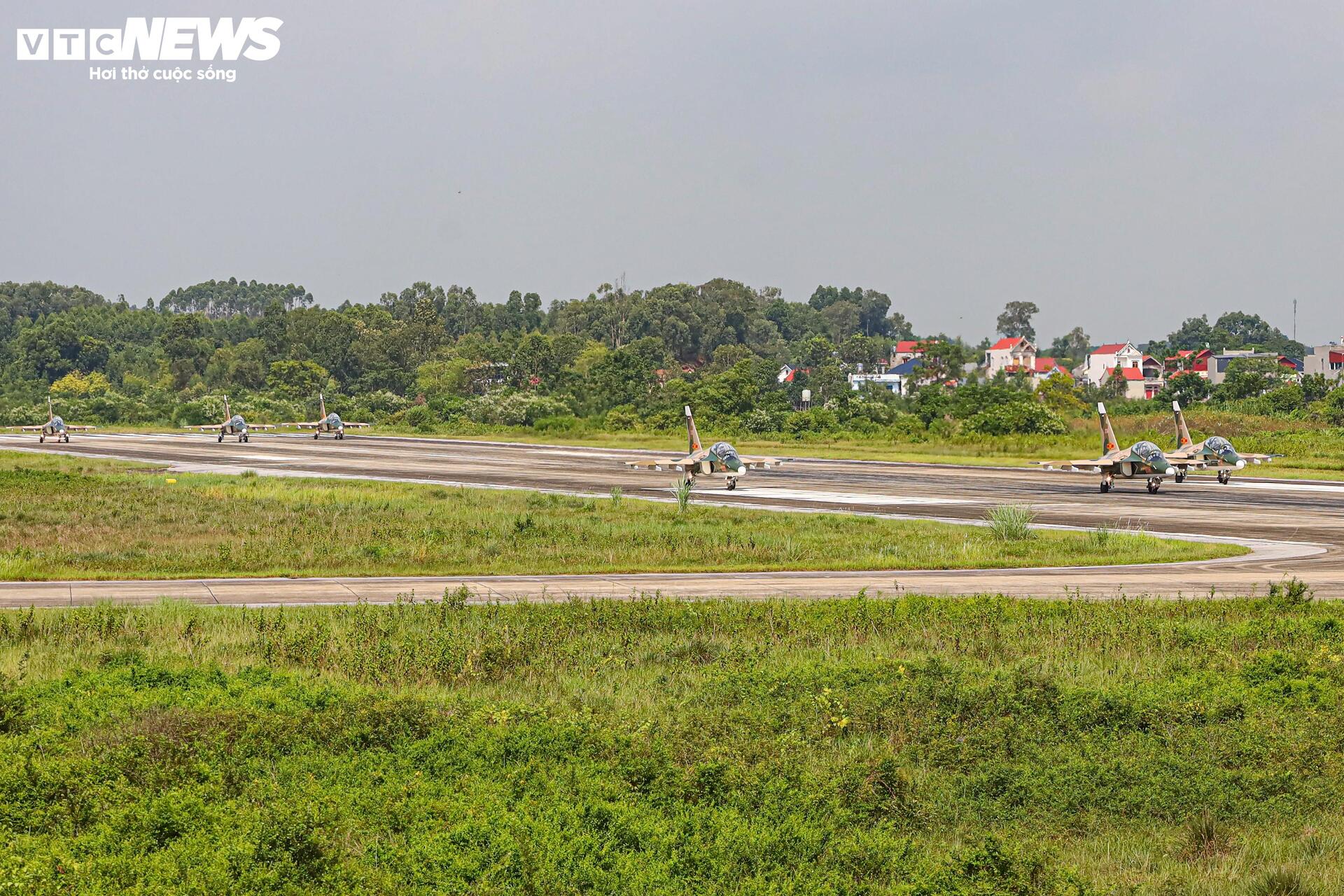 Màn trình diễn của đội hình máy bay chiến đấu tham gia nhiệm vụ A80- Ảnh 5.