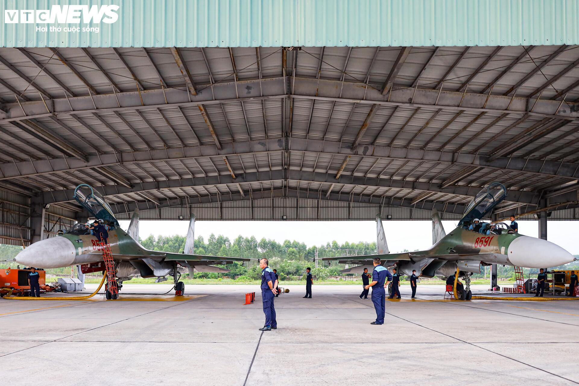 Màn trình diễn của đội hình máy bay chiến đấu tham gia nhiệm vụ A80- Ảnh 1.
