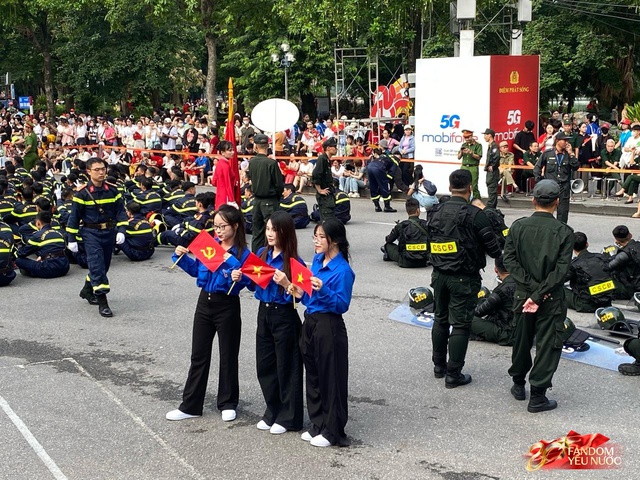 Tuyệt đối mãn nhãn trước những màn trình diễn của Công an Hà Nội, phố đi bộ bùng nổ tiếng reo hò- Ảnh 2.