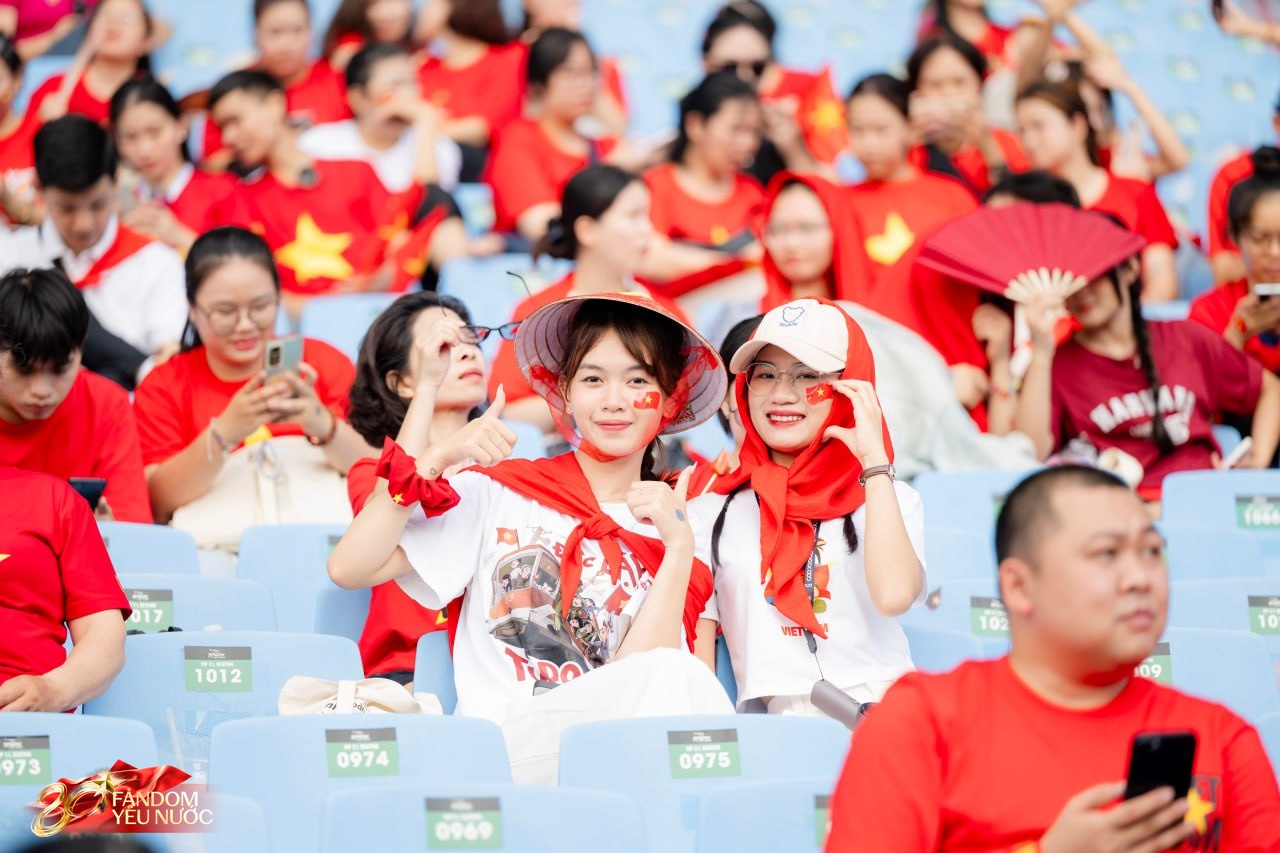 Loạt gái xinh nổi bần bật giữa concert, 50.000 người lập "kỷ lục" khoác lên người một sắc đỏ!- Ảnh 2.