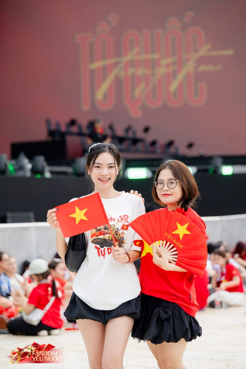 Loạt gái xinh nổi bần bật giữa concert, 50.000 người lập "kỷ lục" khoác lên người một sắc đỏ!- Ảnh 16.