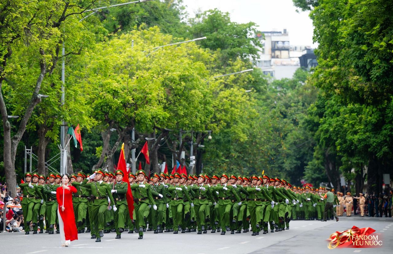 Công an Hà Nội phô diễn sức mạnh bằng màn truy bắt, khống chế tội phạm như phim hành động, hàng nghìn người reo hò- Ảnh 1.