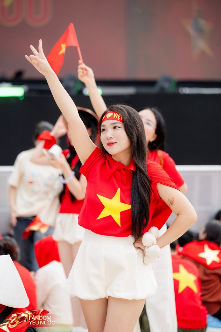 Loạt gái xinh nổi bần bật giữa concert, 50.000 người lập "kỷ lục" khoác lên người một sắc đỏ!- Ảnh 14.