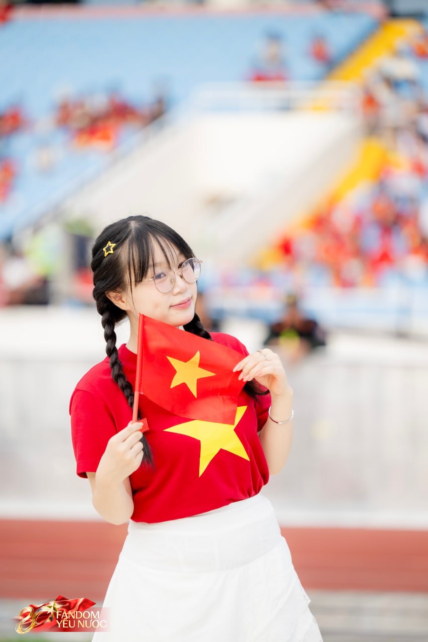 Loạt gái xinh nổi bần bật giữa concert, 50.000 người lập "kỷ lục" khoác lên người một sắc đỏ!- Ảnh 17.