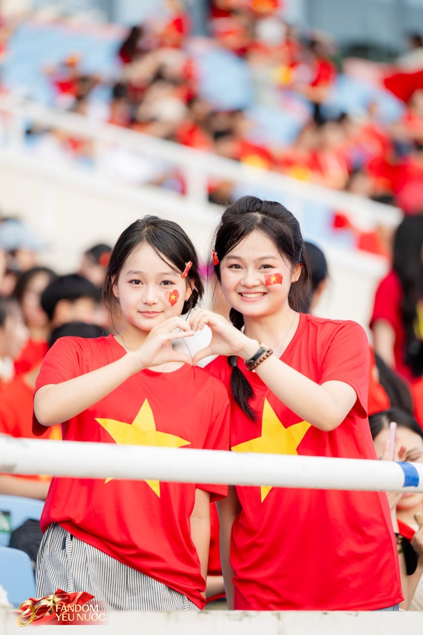 Loạt gái xinh nổi bần bật giữa concert, 50.000 người lập "kỷ lục" khoác lên người một sắc đỏ!- Ảnh 7.