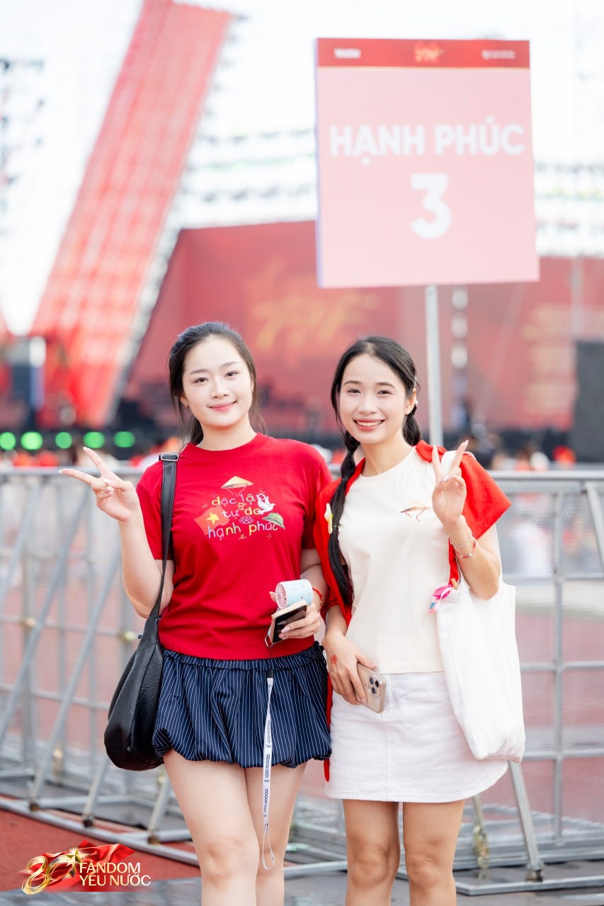 Loạt gái xinh nổi bần bật giữa concert, 50.000 người lập "kỷ lục" khoác lên người một sắc đỏ!- Ảnh 15.