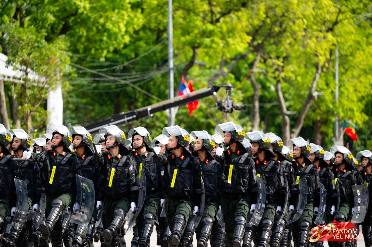 Công an Hà Nội phô diễn sức mạnh bằng màn truy bắt, khống chế tội phạm như phim hành động, hàng nghìn người reo hò- Ảnh 2.