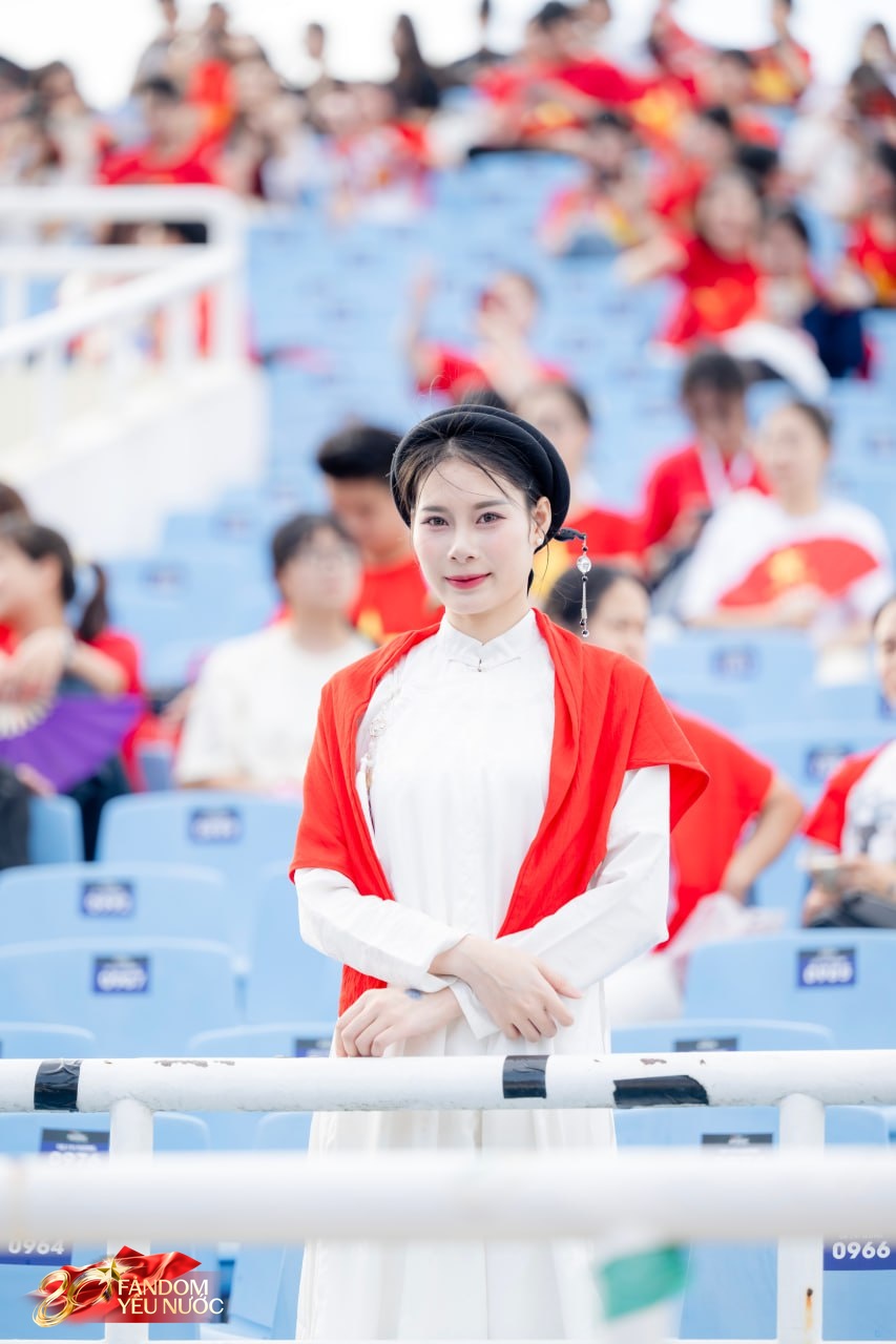 Loạt gái xinh nổi bần bật giữa concert, 50.000 người lập "kỷ lục" khoác lên người một sắc đỏ!- Ảnh 8.