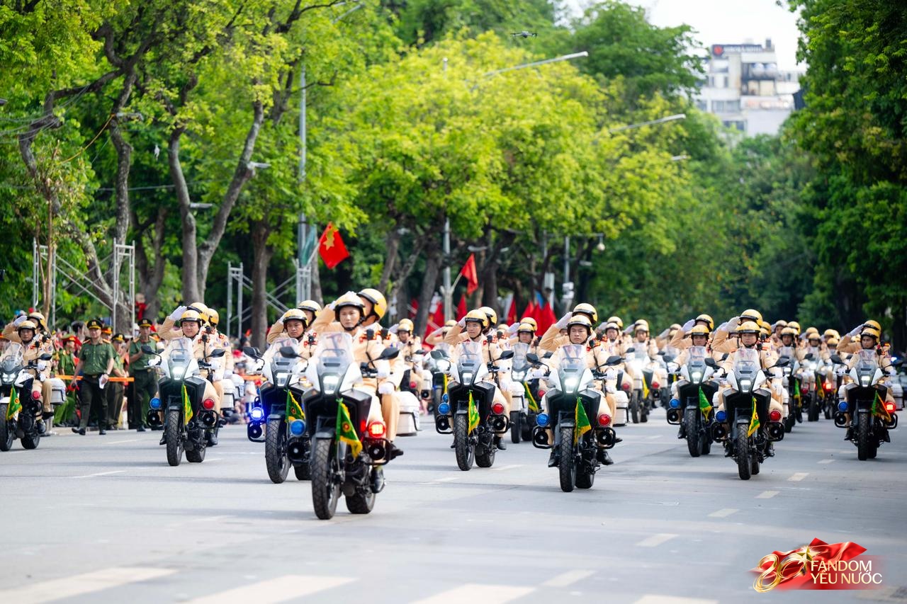 Công an Hà Nội phô diễn sức mạnh bằng màn truy bắt, khống chế tội phạm như phim hành động, hàng nghìn người reo hò- Ảnh 3.
