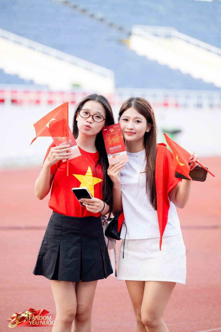 Loạt gái xinh nổi bần bật giữa concert, 50.000 người lập "kỷ lục" khoác lên người một sắc đỏ!- Ảnh 6.