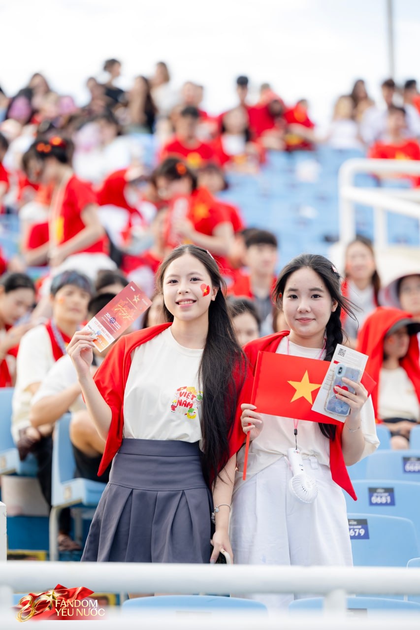 Loạt gái xinh nổi bần bật giữa concert, 50.000 người lập "kỷ lục" khoác lên người một sắc đỏ!- Ảnh 20.