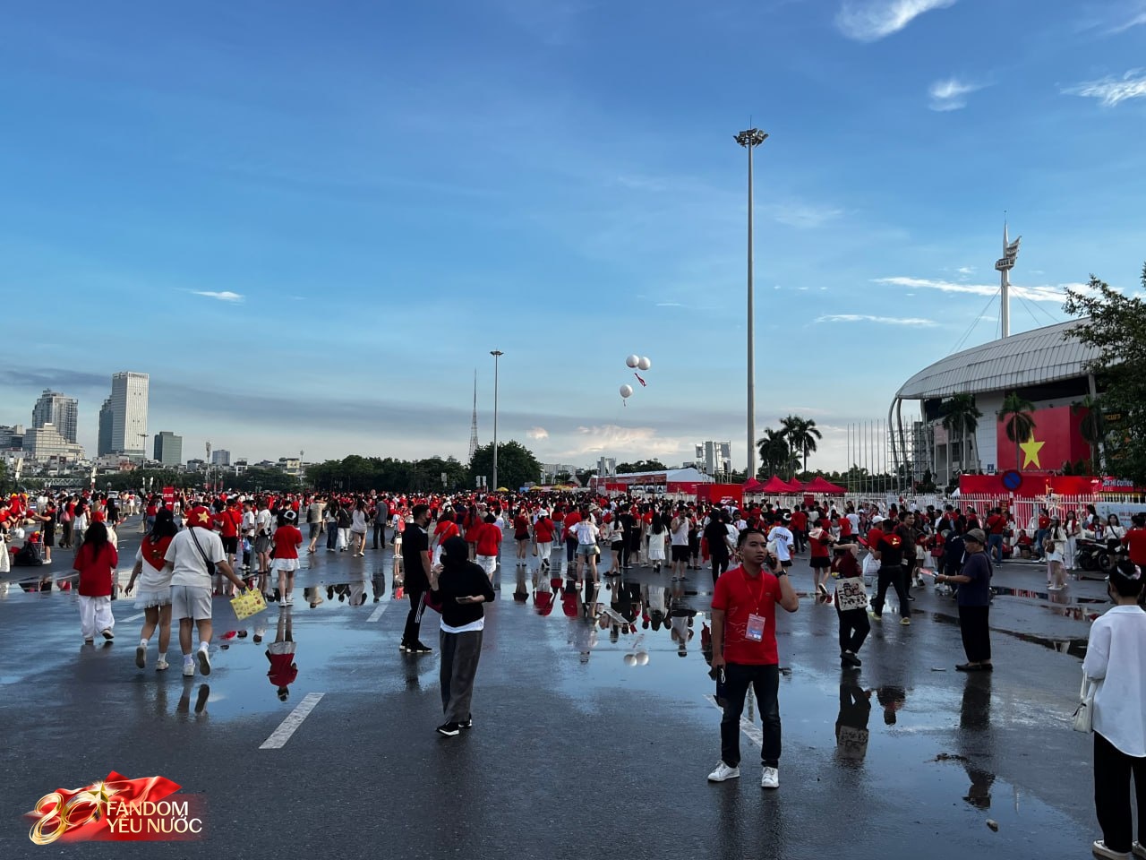 Loạt gái xinh nổi bần bật giữa concert, 50.000 người lập "kỷ lục" khoác lên người một sắc đỏ!- Ảnh 4.