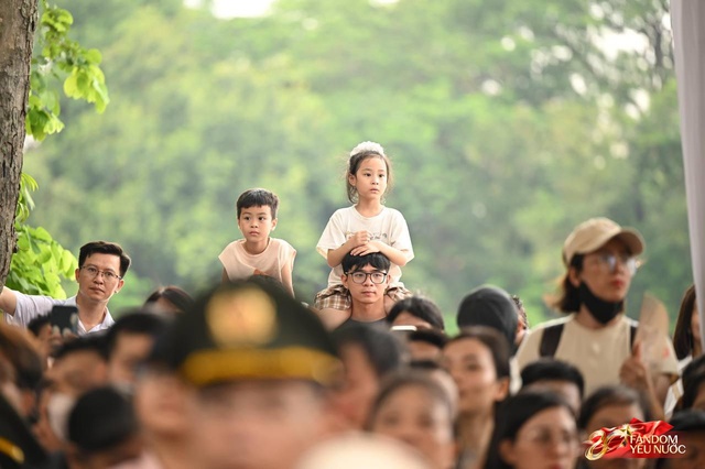 Tuyệt đối mãn nhãn trước những màn trình diễn của Công an Hà Nội, phố đi bộ bùng nổ tiếng reo hò- Ảnh 7.