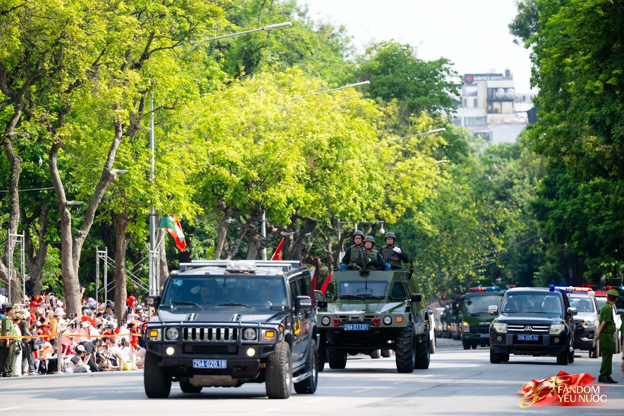 Công an Hà Nội phô diễn sức mạnh bằng màn truy bắt, khống chế tội phạm như phim hành động, hàng nghìn người reo hò- Ảnh 4.