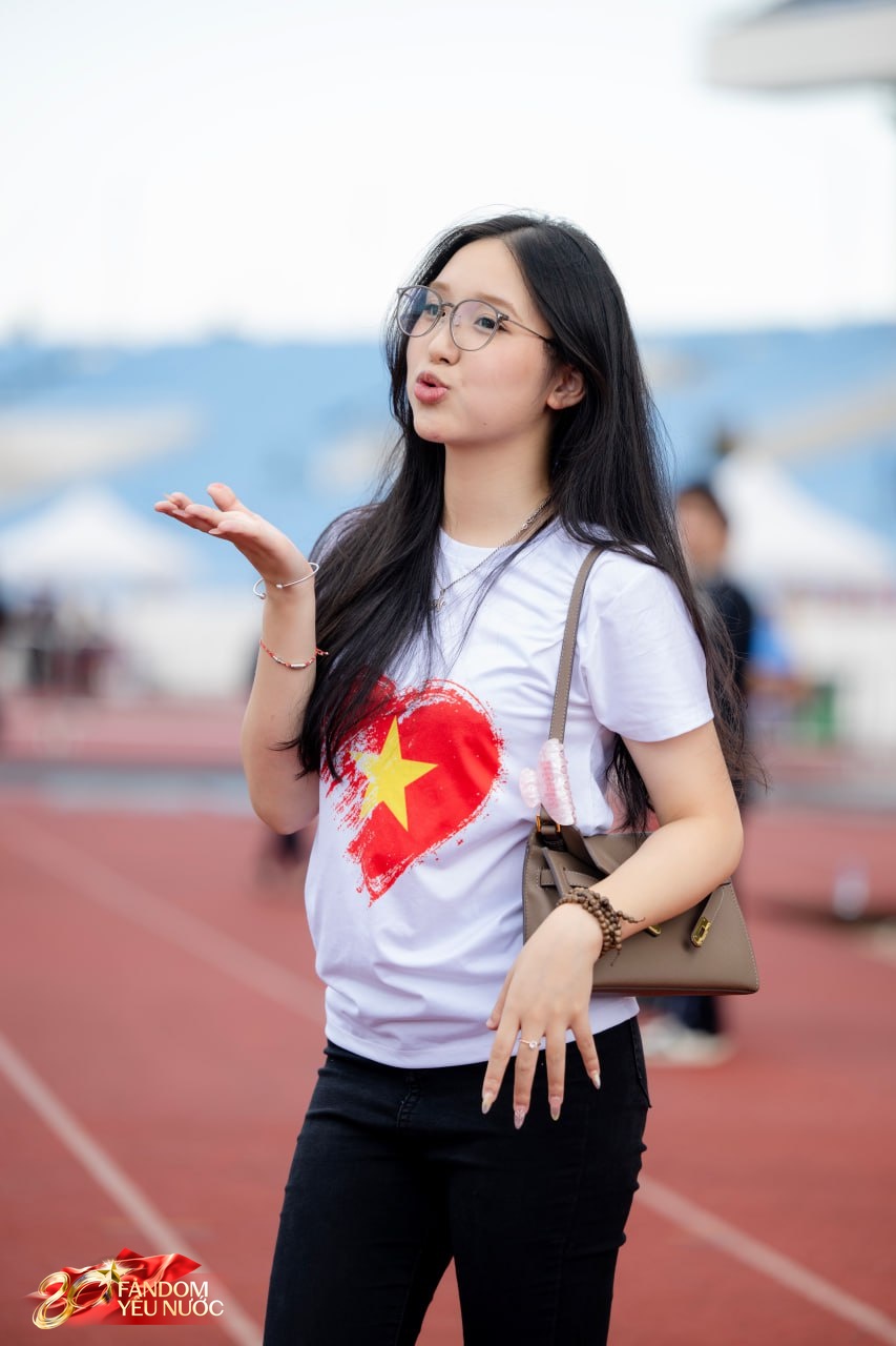 Loạt gái xinh nổi bần bật giữa concert, 50.000 người lập "kỷ lục" khoác lên người một sắc đỏ!- Ảnh 11.