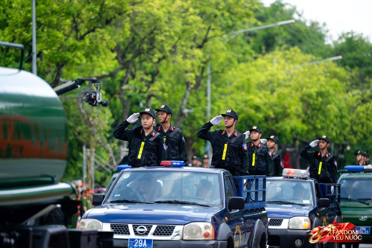 Công an Hà Nội phô diễn sức mạnh bằng màn truy bắt, khống chế tội phạm như phim hành động, hàng nghìn người reo hò- Ảnh 12.