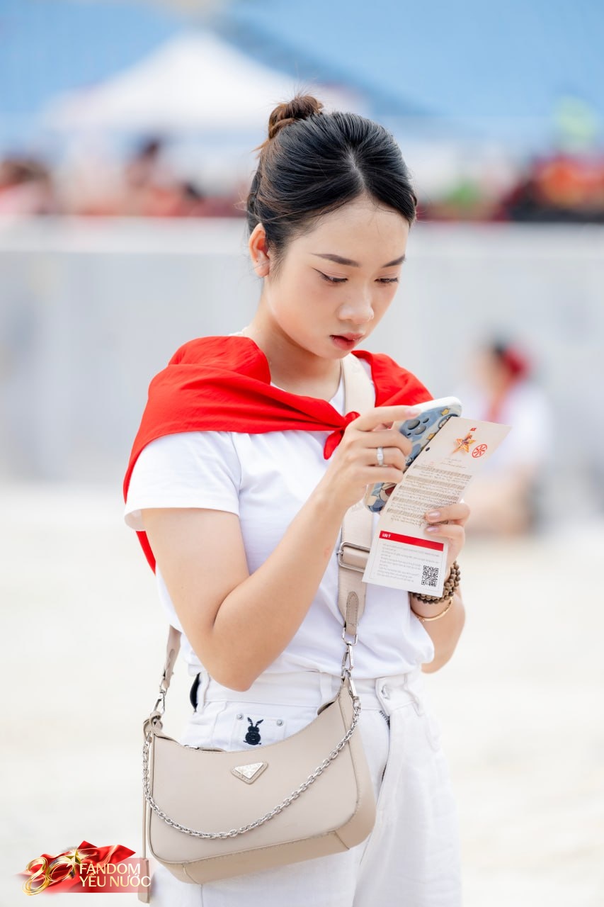 Loạt gái xinh nổi bần bật giữa concert, 50.000 người lập "kỷ lục" khoác lên người một sắc đỏ!- Ảnh 10.