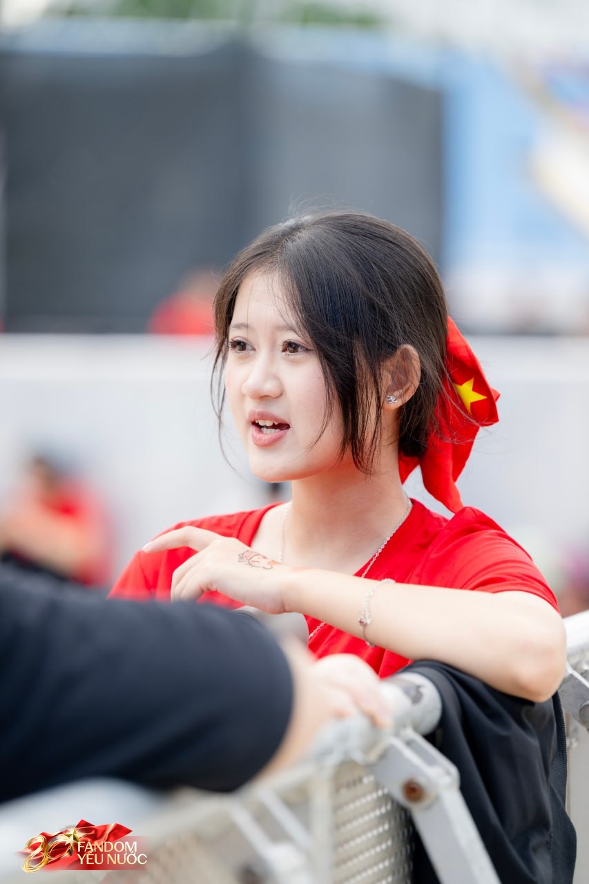 Loạt gái xinh nổi bần bật giữa concert, 50.000 người lập "kỷ lục" khoác lên người một sắc đỏ!- Ảnh 9.