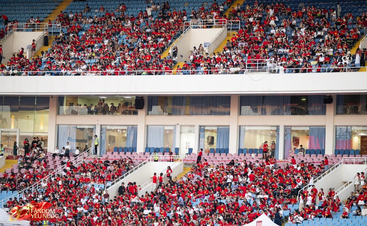 Loạt gái xinh nổi bần bật giữa concert, 50.000 người lập "kỷ lục" khoác lên người một sắc đỏ!- Ảnh 5.