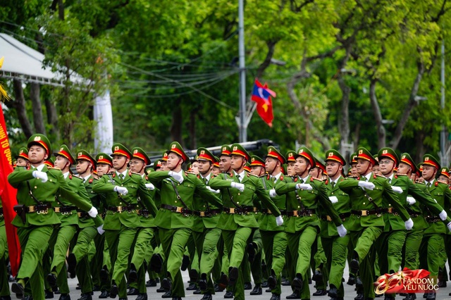 Tuyệt đối mãn nhãn trước những màn trình diễn của Công an Hà Nội, phố đi bộ bùng nổ tiếng reo hò- Ảnh 22.