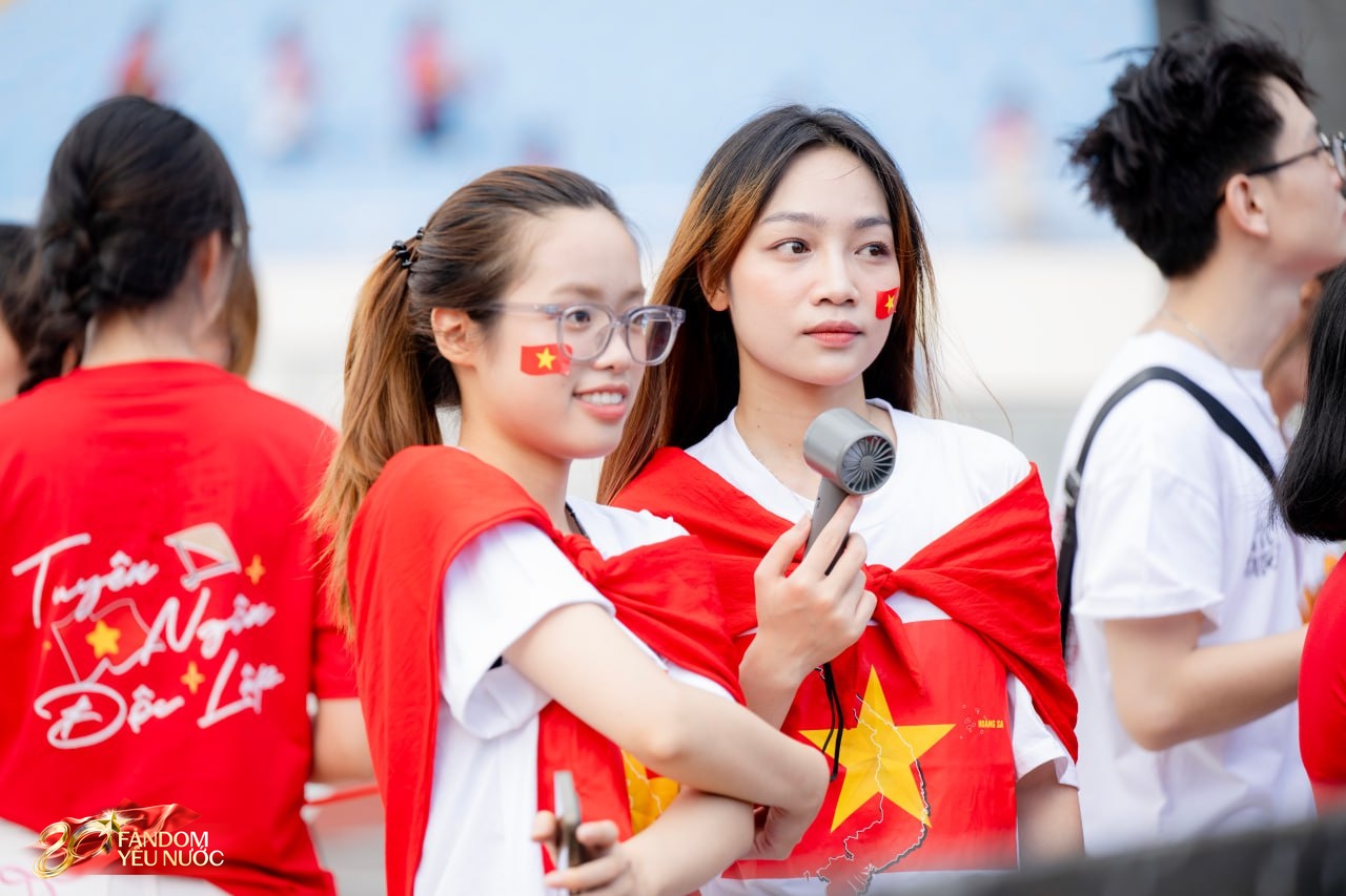 Loạt gái xinh nổi bần bật giữa concert, 50.000 người lập "kỷ lục" khoác lên người một sắc đỏ!- Ảnh 13.