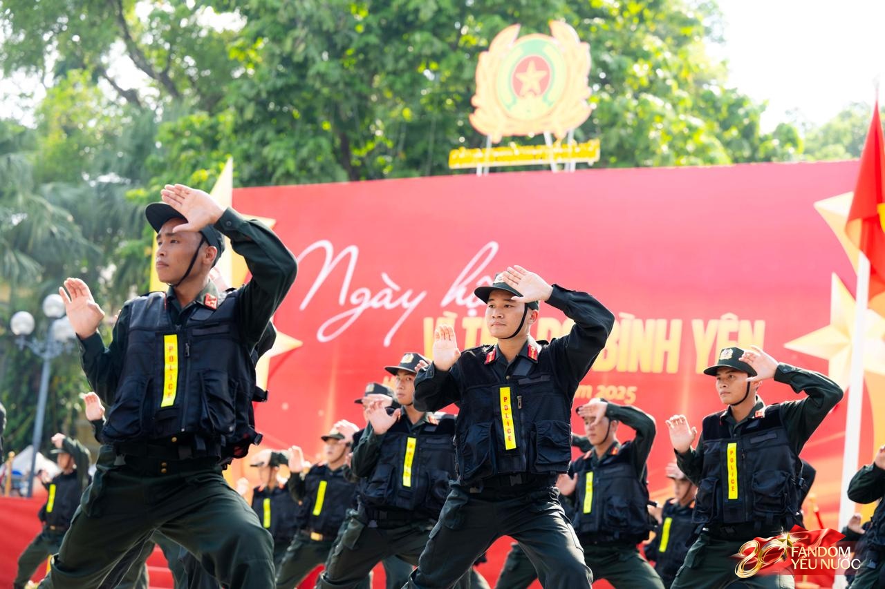 Công an Hà Nội phô diễn sức mạnh bằng màn truy bắt, khống chế tội phạm như phim hành động, hàng nghìn người reo hò- Ảnh 5.