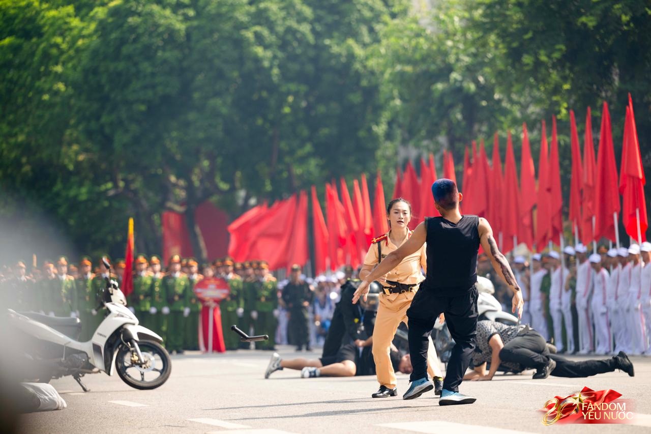 Công an Hà Nội phô diễn sức mạnh bằng màn truy bắt, khống chế tội phạm như phim hành động, hàng nghìn người reo hò- Ảnh 10.