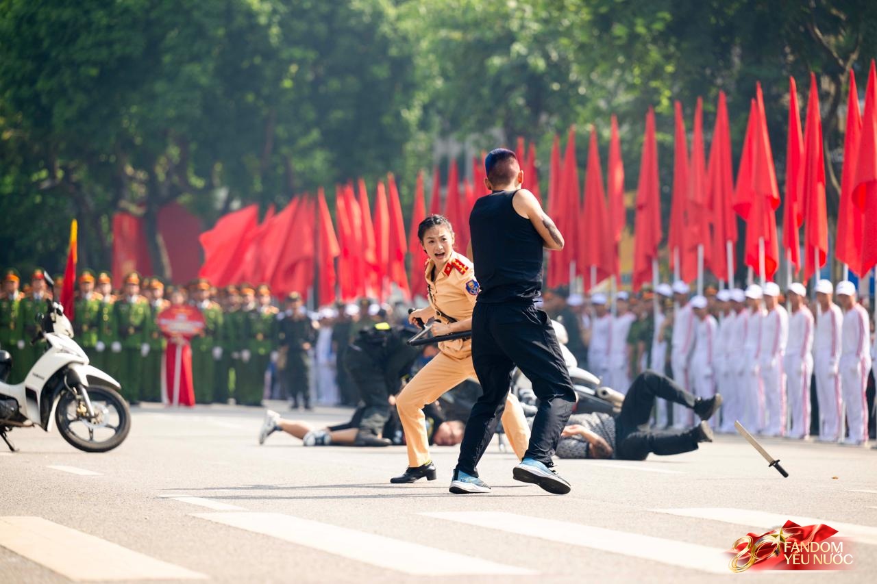 Công an Hà Nội phô diễn sức mạnh bằng màn truy bắt, khống chế tội phạm như phim hành động, hàng nghìn người reo hò- Ảnh 9.