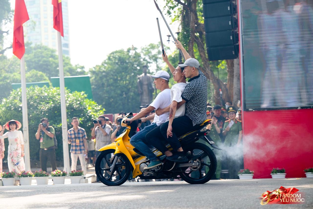 Công an Hà Nội phô diễn sức mạnh bằng màn truy bắt, khống chế tội phạm như phim hành động, hàng nghìn người reo hò- Ảnh 8.
