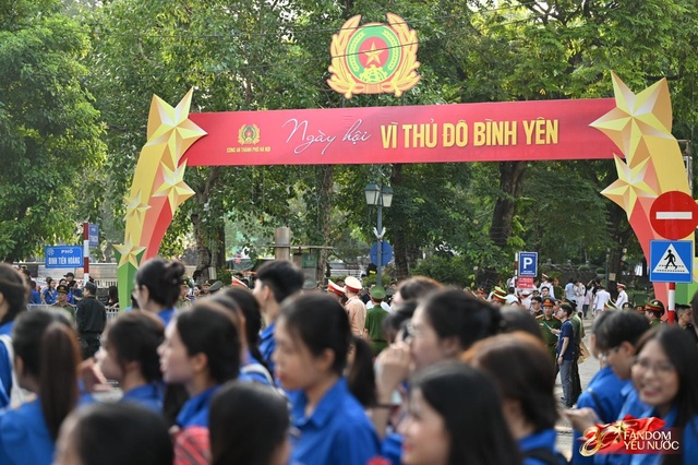 Tuyệt đối mãn nhãn trước những màn trình diễn của Công an Hà Nội, phố đi bộ bùng nổ tiếng reo hò- Ảnh 12.