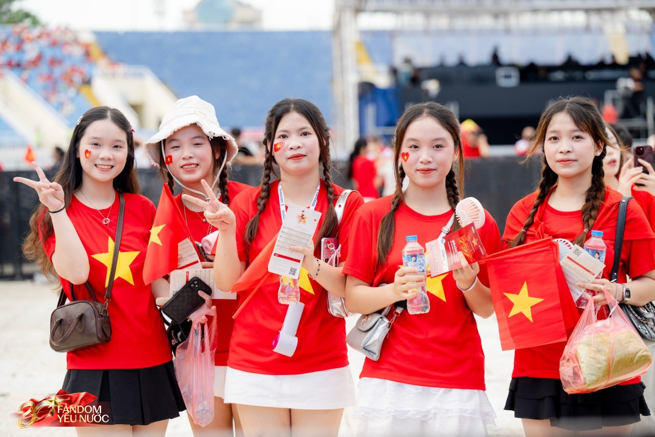 Loạt gái xinh nổi bần bật giữa concert, 50.000 người lập "kỷ lục" khoác lên người một sắc đỏ!- Ảnh 1.