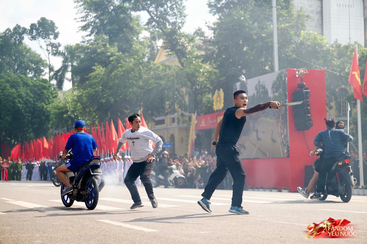 Công an Hà Nội phô diễn sức mạnh bằng màn truy bắt, khống chế tội phạm như phim hành động, hàng nghìn người reo hò- Ảnh 7.