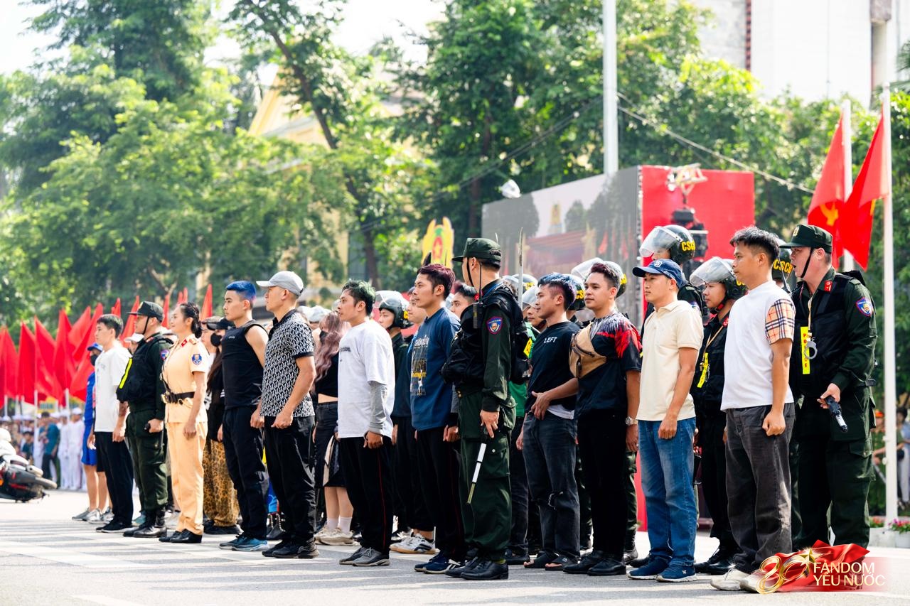 Công an Hà Nội phô diễn sức mạnh bằng màn truy bắt, khống chế tội phạm như phim hành động, hàng nghìn người reo hò- Ảnh 11.