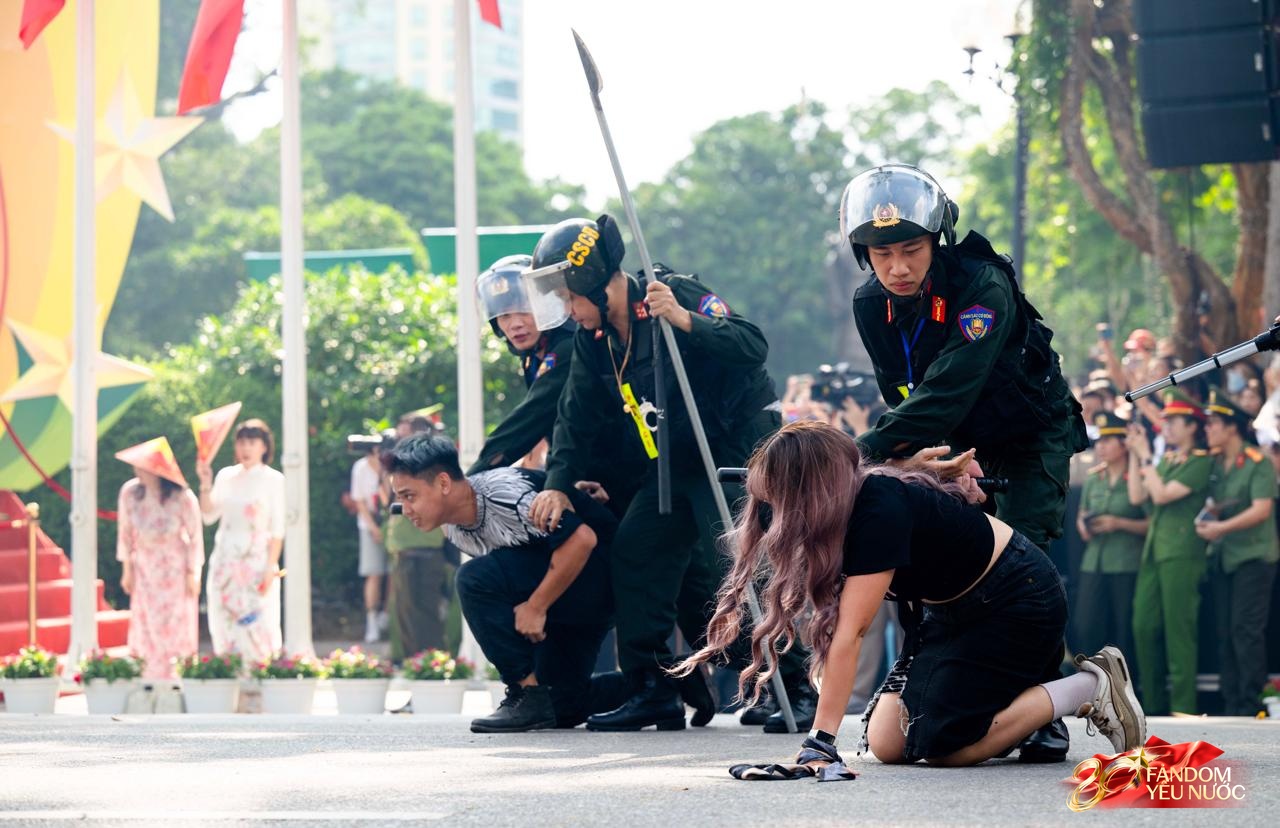 Công an Hà Nội phô diễn sức mạnh bằng màn truy bắt, khống chế tội phạm như phim hành động, hàng nghìn người reo hò- Ảnh 6.