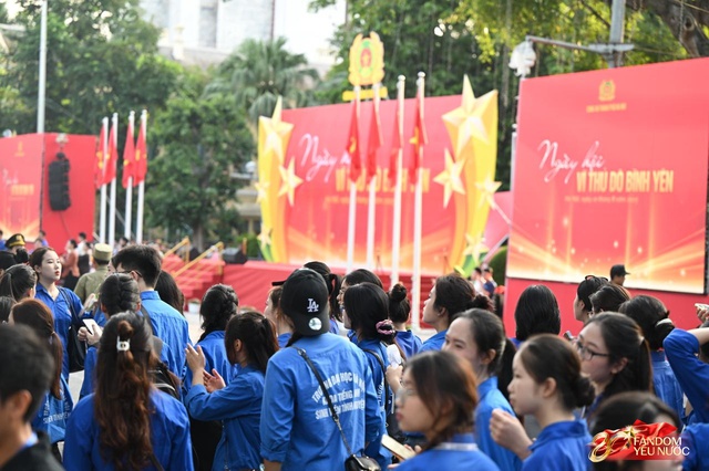 Tuyệt đối mãn nhãn trước những màn trình diễn của Công an Hà Nội, phố đi bộ bùng nổ tiếng reo hò- Ảnh 1.