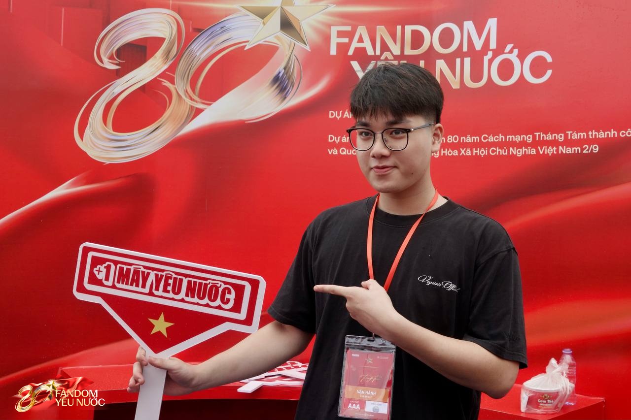 Ùn ùn kéo đến Booth Fandom Yêu Nước tại SVĐ Mỹ Đình, săn bằng được combo khăn - túi - áo hot nhất lúc này- Ảnh 18.