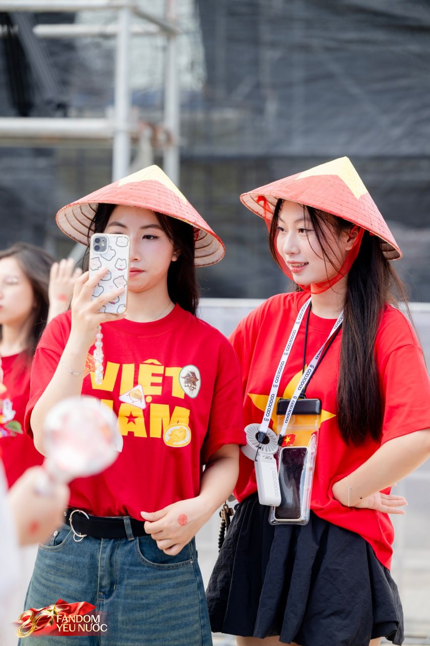 Loạt gái xinh nổi bần bật giữa concert, 50.000 người lập "kỷ lục" khoác lên người một sắc đỏ!- Ảnh 12.