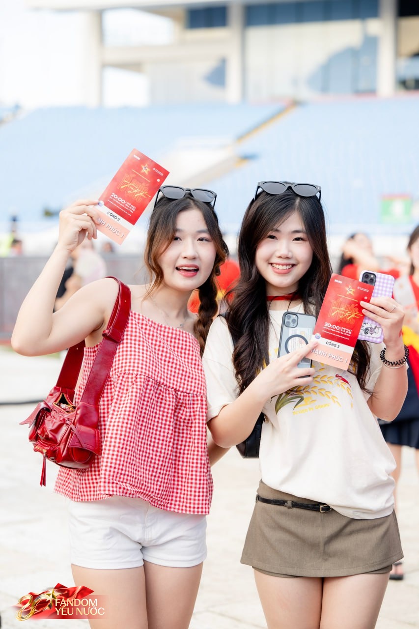 Loạt gái xinh nổi bần bật giữa concert, 50.000 người lập "kỷ lục" khoác lên người một sắc đỏ!- Ảnh 19.